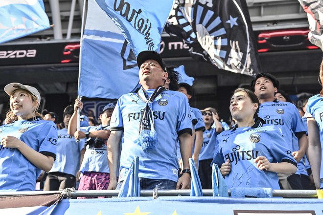 【サポーターアルバム】敵地で勝利を掴んだ川崎フロンターレのサポーター写真75枚！ 圧巻の応援で勝ち越し導く「サンフレッチェ広島ー川崎フロンターレ」の画像071