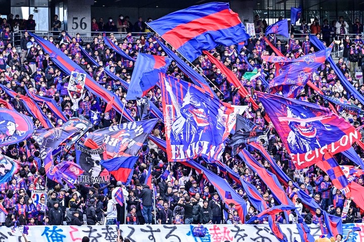 大物加入に｢マジでキターーー！｣元レアル＆U-21スペイン代表FWの来日映像公開にFC東京サポが熱狂！ 九尾の狐Tシャツ＆背番号99ユニ披露に｢イカしたTシャツ着てるね｣｢人柄も良さそう｣