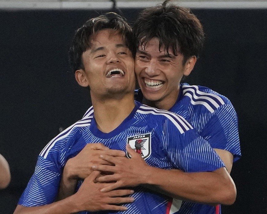 リーズの新サードユニを着こなす日本代表MF田中碧の“金ネックレス