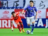 「谷口ズバ抜けて別格」サッカー日本代表選手たちがネクタイ結びに悪戦苦闘!「料理人の雰囲気ある笑」などピッチ外でもキャラクターを存分に披露の画像