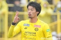 ｢お二人とも優しい空気感｣サッカー元日本代表、｢元ミス学習院｣『教場』出演女優と結婚！寄り添う2ショ＆大粒ダイヤリング公開