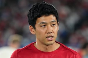 ｢日曜日のお父さん｣日本代表キャプテン遠藤航が1500万円以上の“愛車”を公開！｢納車式のお父さんみたい｣な写真とともに“世界への挑戦”を宣言の画像