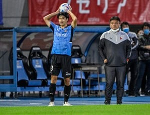 大住良之の「この世界のコーナーエリアから」第102回「ワールドカップでも普通に見逃される反則とは?」(1)得点に直結しないから大目に見られる「ファウルスロー」の画像