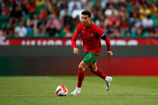 「完璧だ」「素敵なパジャマだ」ポルトガル代表のカタールワールドカップ向け「新ユニフォーム」発表も、ファンは賛否両論！ クリスティアーノ・ロナウドが着用する大胆な配色デザインの画像