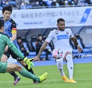 川崎12連勝でストップも…中村憲剛に見る「監督」と「二冠」の未来 原悦生PHOTOギャラリー「サッカー遠近」 川崎ー札幌の画像