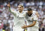 「来年あなたがいなければ我々はどうすれば良いのか」!? レアル・マドリードのサッカークロアチア代表MFルカ・モドリッチがエル・クラシコ勝利後に選手・スタッフ一人一人に抱擁! 「これがチームスピリット」と話題のロッカールーム映像の画像