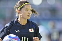 ｢唯ちゃんおめでとう｣｢良い笑顔！｣マンC女子MF長谷川唯の歓喜のハグショットに反響！｢誰だろう？｣「ケロリンだね｣10年ぶりリーグ優勝決定に祝福続々