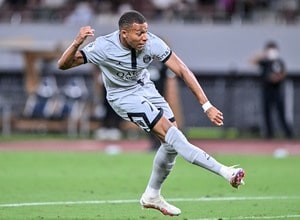 リーグ・アンの王者パリ・サンジェルマンのフランス代表FWキリアン・エムパベが柔道が来日ツアーで行った柔道体験でオリンピック金メダリスト大野将平に大外刈り｢一本｣取られる!!  PSG韋駄天FWが見せた｢超貴重な動画｣が｢めっちゃ日本満喫しとるやん笑笑｣と話題【動画】の画像