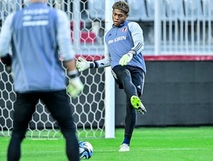 先発濃厚・鈴木彩艶が“2度目の日本代表デビュー戦”に膨らませるイメージ。カナダ戦の大迫敬介のあるプレーから得た学びを明かす…浦和のル杯準決勝も映像観戦の画像