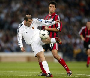 「最高のボールタッチだ」レアル・マドリードがジネディーヌ・ジダン、ロベルト・カルロス、グティなど歴代選手の「伝説的ワンタッチゴール集」を公開!の画像