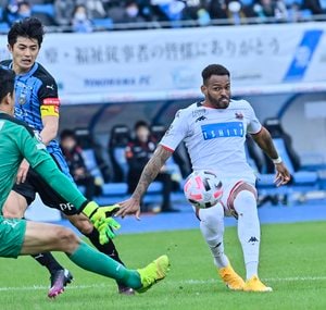 最強・川崎を完全撃破！(1)札幌「クレイジーな“ミシャ采配”」５つのポイントの画像