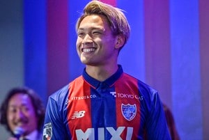 ｢映えてる｣FC東京の松木玖生らが｢レインメーカーポーズ｣を披露！青い空、青い海で見せたポーズに本家オカダ・カズチカも｢ナイスレインメーカー｣と反応の画像