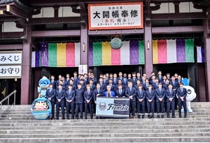 「漢字ネームｷﾀ━」J1川崎が5月に着用する「赤を使った限定のだるま柄＆漢字ユニフォーム」発表！「赤エンブレムかっこいい！」「こんなん出されたら欲しくなってまうやん」の声の画像