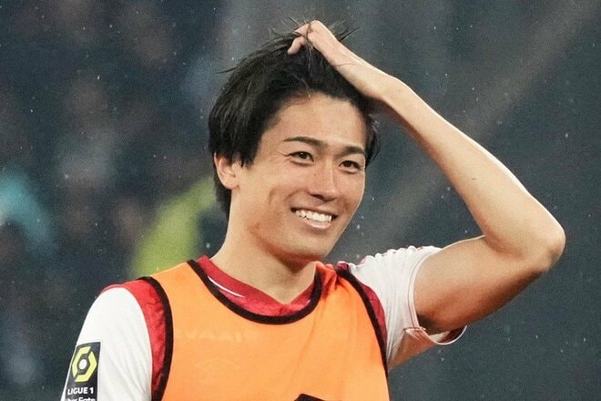 中村敬斗も爽やかな笑顔!スタッド・ランス主将の誕生日を祝う“チーム集合写真”公開! 仲間たちに囲まれての練習着姿に「待ってたよこの日を」「やっと安心」の画像