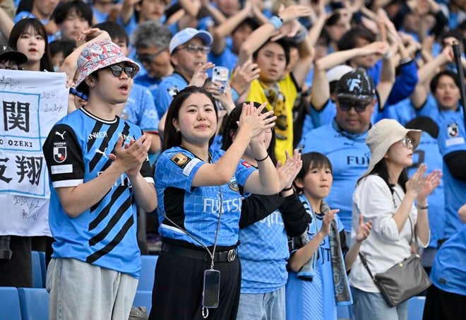【サポーターアルバム(3)】G大阪戦での観客席＆入場時の川崎フロンターレのサポーター写真77枚！選手と手をつないだ子どもたちなど現地写真「川崎フロンターレーガンバ大阪(3)」の画像041