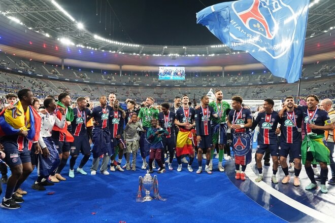 運命の大一番！サッカー日本代表・伊東純也、中村敬斗、関根大輝が語った｢世界一のクラブ｣と｢降格プレーオフ｣(2)敬斗＆純也メダル記念ショットと先制点｢カードをもらってもいい｣プレー【激闘後21連写】の画像012
