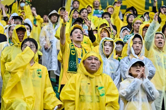 【千葉サポーターアルバム】雨の中で首位堅持のチームを後押しした「ジェフユナイテッド千葉のサポーター写真99枚」！ ゴール裏の熱狂ショット「ジェフユナイテッド千葉ーベガルタ仙台」の画像019