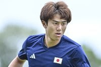 ｢ダメだ…涙が止まらない｣イングランドで飛躍を誓う｢日本代表FWと少年の交流｣に世界中の涙腺が崩壊｢素晴らしく美しい光景｣｢心温まる素敵な時間だな｣