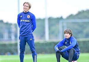 「おそろのヘアバンドしてる〜!!」伊東純也と中村敬斗の「お揃いの黄色いヘアバンド姿」にファンの視線集中！「めちゃ似合ってる」と話題の共通ポイントの画像