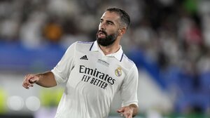 ｢天使だ｣｢可愛い｣!! レアル・マドリードDFの妻＆息子の画像に｢1万7000超いいね｣の大反響!! 本拠地スタジアム写真公開で、｢将来のレアル選手｣などと話題となった｢幸せなショット｣【画像】の画像