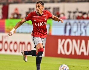 「キャプ翼みたい」「身体の軸がしっかりしてる」鹿島アントラーズの練習中に見られた「ボール扱い術」が人気サッカーアニメ『キャプテン翼』のあのドリブルを導く⁉ 「セグウェイドリブルが見られる日も近い」など、ファンから驚きの声の画像