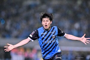 「なるほどw真っ白になっていたのはこういう事」川崎MF脇坂泰斗が決勝弾の活躍も、手荒い祝福で小麦粉まみれのまさかの姿に！ 白い煙の中から真っ白な姿を現すの画像