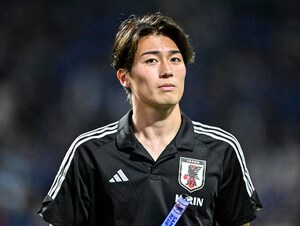 「かっこよすぎ」「顔面最強すぎます♡」日本代表・中村敬斗の私服での「巨大かき氷を食べる上目遣いショット」が大反響！「上目遣いでパクって食べてる姿イエローカードです」の声の画像