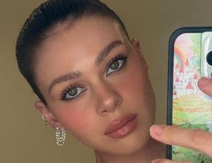 ベッカム家の美しい新妻、マイケル・ジャクソン『スリラー』音楽プロデューサー追悼｢夫との3ショット｣公開｢彼は永遠にあなたの愛と共に｣の画像