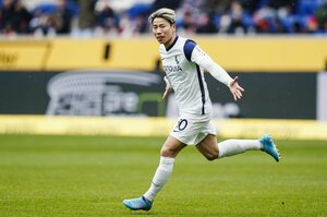 サッカー日本代表・浅野拓磨が背番号｢10｣ からの変更を発表!! SNSで｢この好きな番号でプレーします｣と報告!! 偉大なレジェンドFWも「似合う」と反応した｢背番号｣とは?【画像】の画像