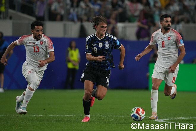 ｢神｣メッシが貫禄＆絶妙の直接FK弾でW杯史上初の7試合連続ゴール！ W杯連覇を目指すアルゼンチン代表の進撃＆スタンドからのメッシコール【アルゼンチン代表vsヨルダン代表】激闘PHOTOギャラリーの画像002