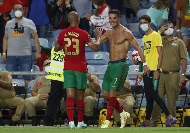クリスティアーノ・ロナウドが凄すぎる！ポルトガル代表を救う「終盤の２ゴール」で歴代「通算最多得点記録」を更新！「111ゴール」の中で最高のゴールは？の画像