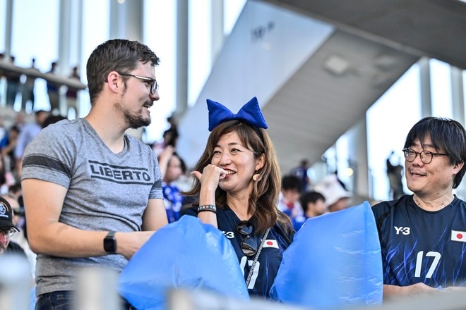 パリ五輪でも日本代表サポーターの「ゴミ袋を使った紳士すぎる観戦マナー」がスタジアム現地スタッフを驚かせる！ 青いゴミ袋を、試合前後の応援＆掃除に徹底活用の画像001