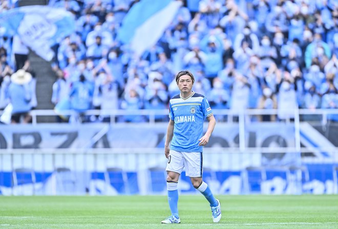 「イブサンローランのロゴかと思った!」美人すぎるサポーターがJ2ジュビロ磐田のオススメグッズを「ユニフォームコーデ姿」で紹介! 「女の子絶対盛れるじゃん」と理由語るの画像