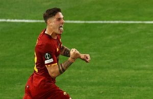 ローマ、カンファレンスリーグ初代王者に輝く!!22歳イタリア代表MFが優勝導く｢圧巻の決勝ゴール｣!超絶ロングパスから決まった｢決勝弾｣とモウリーニョ監督の｢史上初の快挙」とは?【動画】の画像