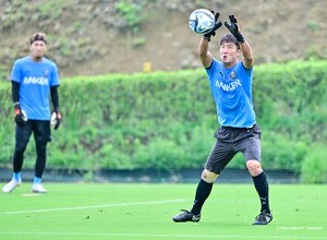 「カズレーザー？w」川崎フロンターレGKが「人気お笑い芸人」にコスプレ！両手の持ち物で「相方」の存在をアピールの画像