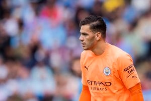 マンチェスター・シティGKの”パントキック練習”、あまりにも精度が高すぎて「信じられない」「嫉妬してしまう」と話題に! 現代型GKが見せた衝撃のキック精度の画像