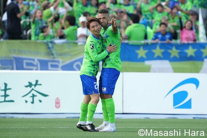 岡山初サムライブルー招集の｢18歳の超新星｣が先制ゴール、湘南から招集｢21歳の司令塔｣と本気デュエルも…試合後はともに空港へ【湘南ベルマーレvsファジアーノ岡山】激闘PHOTOギャラリーの画像008
