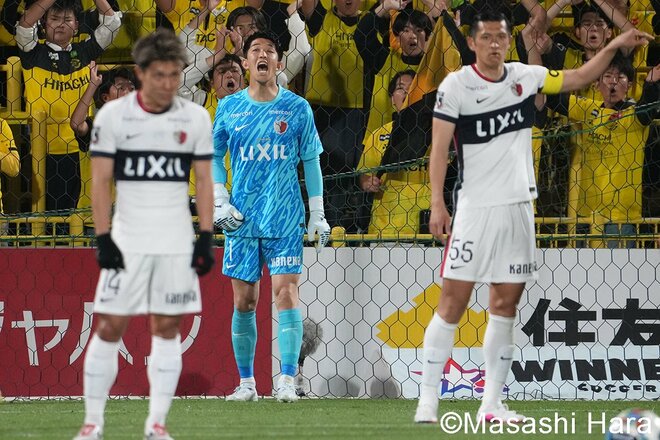 日立台の｢横断幕｣に柏エース奮起も…劣勢を救った鈴木優磨の一撃！ 終盤の退場劇を乗り越え、王者・鹿島が驚異の｢修正力｣で逃げ切り【柏レイソルvs鹿島アントラーズ】激闘PHOTOギャラリーの画像006