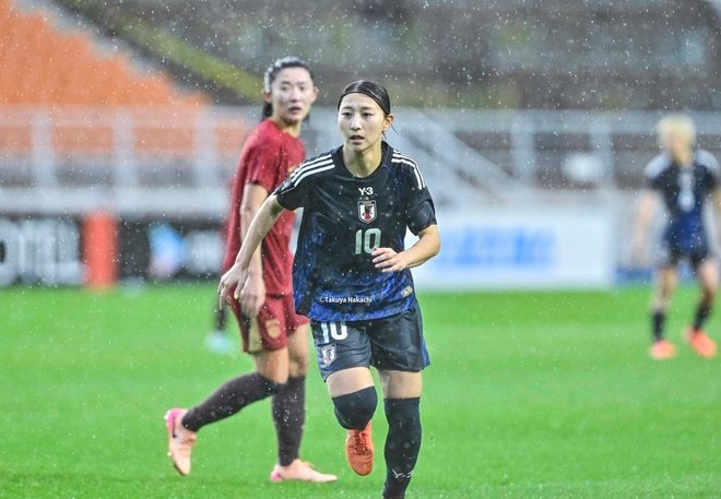 【塩越柚歩アルバム】E-1選手権最終戦で途中出場した「塩越柚歩の写真43枚」！ 雨に濡れながらも見せた華麗なプレー写真「なでしこジャパンー中国代表」の画像018