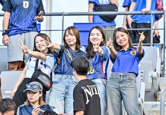 【サポーターアルバム】サッカー日本代表の韓国戦勝利を支えたサポーター写真95枚！ 韓国・龍仁に駆け付けた熱い声援ショット「日本代表ー韓国代表」の画像054