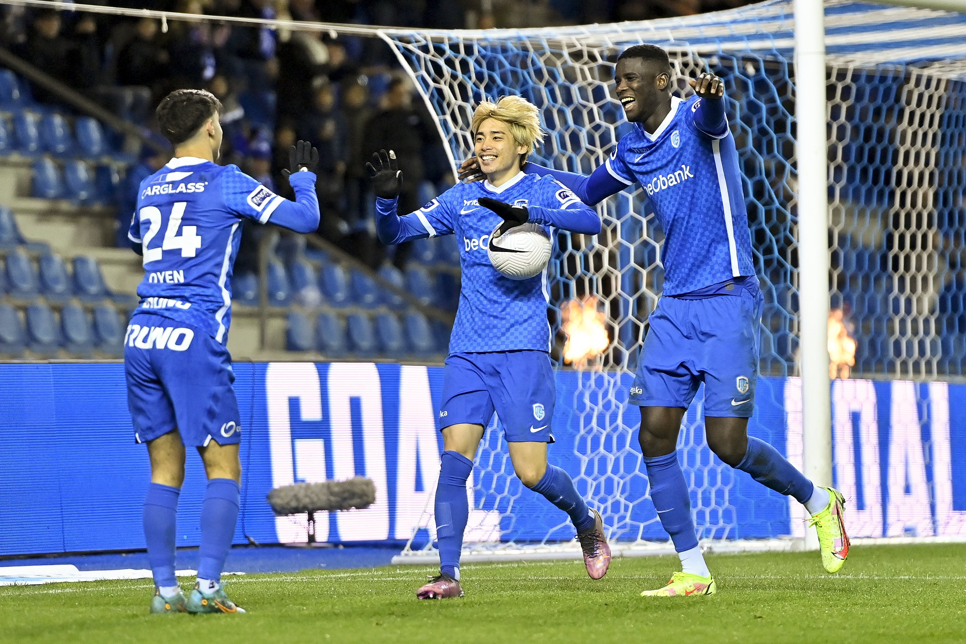 伊東純也が 凄すぎる 1ゴール1アシスト Pk獲得の 大活躍 アシストランキング2位浮上 サッカー日本代表のスピードスターが記録した 超絶クロスのアシスト と 2試合連続のゴール とは 動画 サッカー批評web