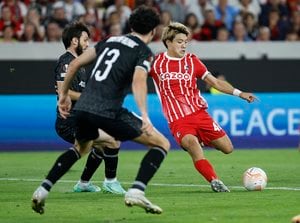 サッカー日本代表・堂安律の”2人抜きカットイン弾”が「EL週間ベストゴール」にノミネート! 選りすぐりの4ゴールに「ハイレベルすぎて笑うわ」の声の画像