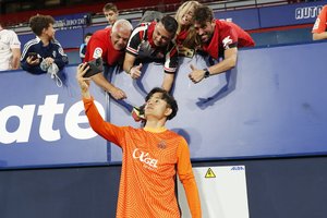 「ノリがよすぎる」マジョルカ久保建英がパンイチ姿で「華麗なダンス」を披露!日本の至宝が見せた「陽気すぎる姿」が話題に【動画】の画像