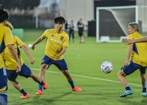カタールワールドカップの初戦、ドイツ代表撃破へ日本代表が“新兵器”お披露目！ 19日の練習でピッチに巨大モニター現る…三笘薫＆遠藤航が合流も守田英正は別メニューの画像