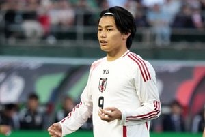 日本代表FW上田綺世の美人モデル妻、“ポテト1600円”の高級映画館で『鬼滅』鑑賞報告！『シャネル』バッグが目を引くガーリーコーデに｢素敵すぎ!!｣羨望の声の画像