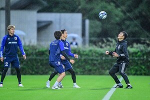 「おぉ〜やっぱヘディング上手い」日本代表合宿初日の前田遼一コーチの“華麗なボール回し”にファン注目！「いまだに遼一が1番上手い」「現役時代と変わらない」と称賛の画像