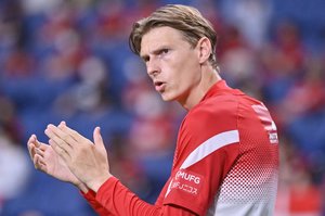 ｢なぜ日本？｣欧州CL席巻クラブが渋谷スクランブル交差点で新ユニ発表！ユンカー輩出チームの“まさかの日本推し”に騒然も…｢か、かっけぇぇ｣の画像