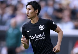 フランクフルトのサッカー日本代表・鎌田大地が「直接FKで“GKの股抜きゴール”」決める！ マリオ・ゲッツェとキッカーポジションに立つも、日本人4選手先発の試合で結果を出す！の画像