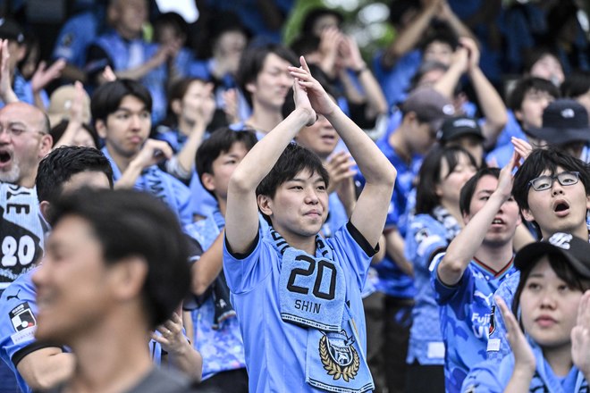 【サポーターアルバム】完封勝利後に笑顔＆万歳見せた「川崎フロンターレの試合後のサポーター写真83枚」！ ホーム連勝を熱狂的サポート「川崎フロンターレーセレッソ大阪」の画像001