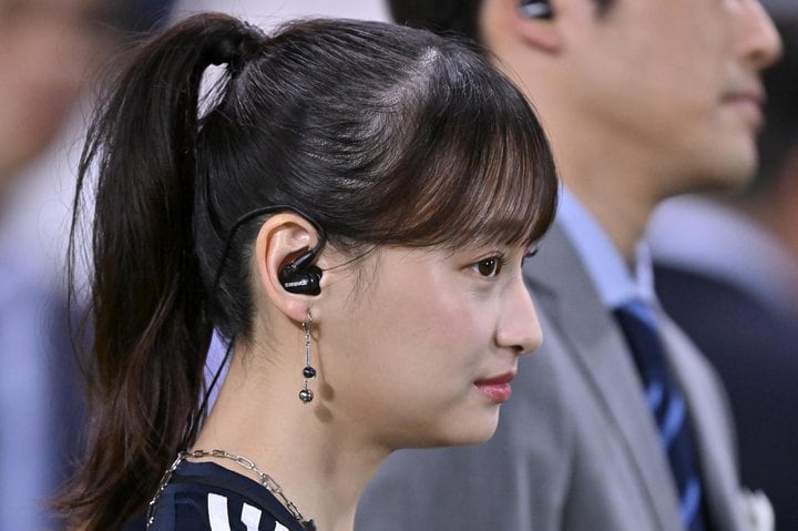 ｢グータッチ可愛すぎる！｣勝利の女神、日本代表ドロー直後の現地映像｢影山ちゃんの表情が物語ってる｣｢影の応援があれば負けません｣